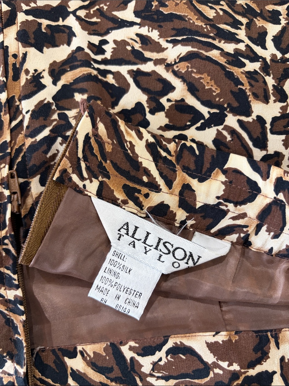 Allison Taylor Leopard-Print Skirt in Brown, Black, Cream Size L
100% SILK - Picture 4 of 4